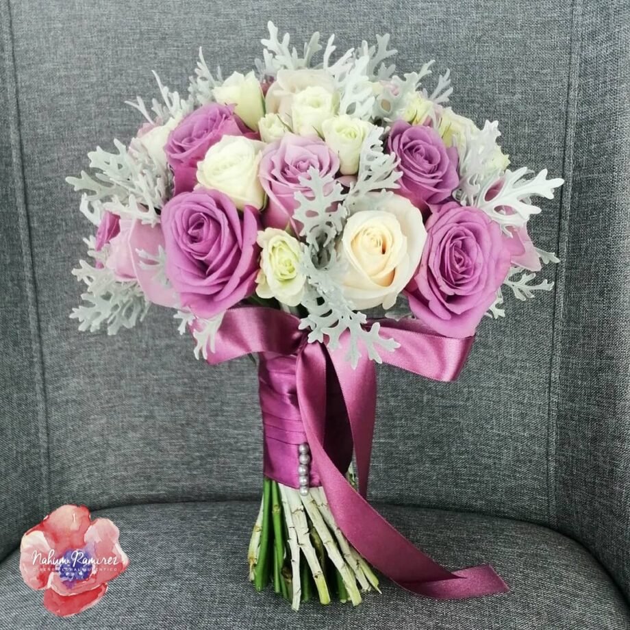 Ramo de novia con rosas lilas 2