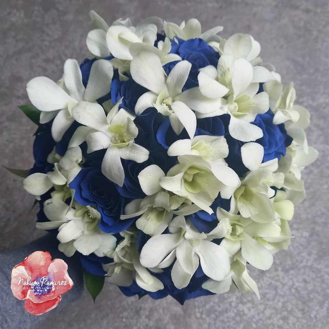 Ramo de novia natural con rosas azules y orquídeas