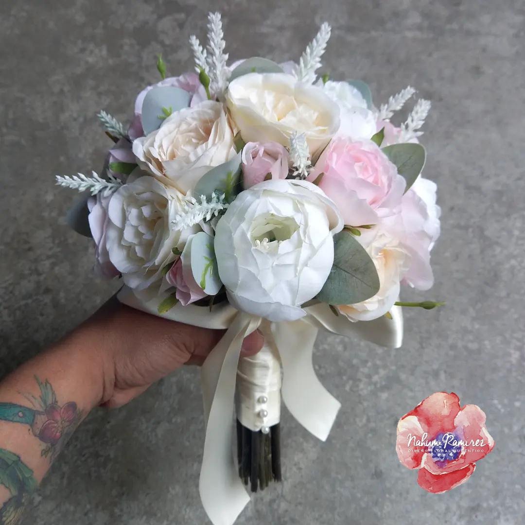 Ramo de novia artificial con peonias blancas y rosas rosas